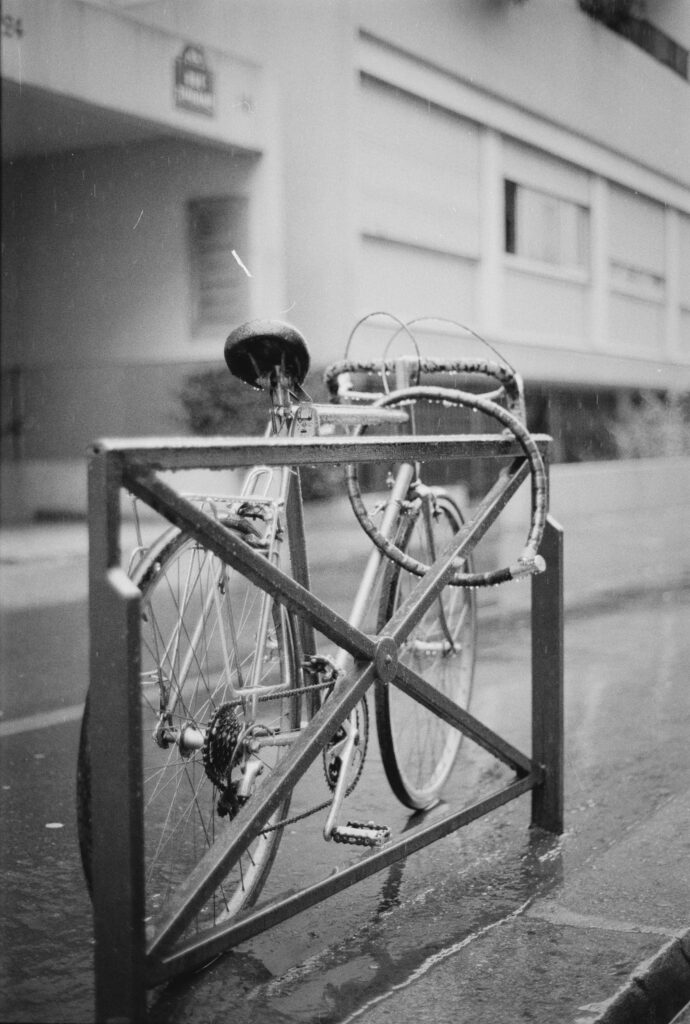 Vélo attaché sous la pluie à Paris